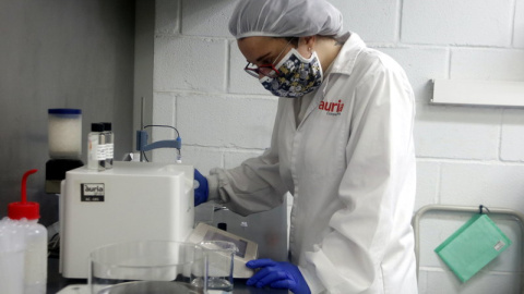 Una treballadora d'Àuria analitzant que la mostra sigui correcta. Una treballadora d'Àuria analitzant que la mostra sigui correcta.