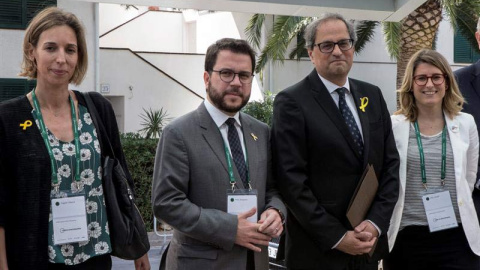El presidente de la Generalitat, Quim Torra, posa con los futuros consellers de Presidencia, Elsa Artadi (d); de Economía, Pere Aragonés (2i); y de Empresa, Ángels Chacón (i). (EFE) El presidente de la Generalitat, Quim Torra, posa con los futuros consellers de Presidencia, Elsa Artadi (d); de Economía, Pere Aragonés (2i); y de Empresa, Ángels Chacón (i). (EFE)