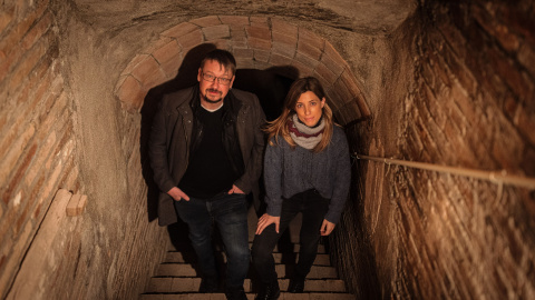 La fotògrafa i periodista Ana Sánchez acompanyada de l'historiador Xavier Domènech en el refugi antiaeri del carrer Mallorca de Barcelona La fotògrafa i periodista Ana Sánchez acompanyada de l'historiador Xavier Domènech en el refugi antiaeri del carrer Mallorca de Barcelona