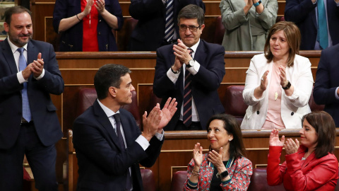 El secretario general del PSOE Pedro Sánchez aplaudido por su grupo parlamentario en el hemiciclo del Congreso, tras la moción de censura. / Reuters El secretario general del PSOE Pedro Sánchez aplaudido por su grupo parlamentario en el hemiciclo del Congreso, tras la moción de censura. / Reuters
