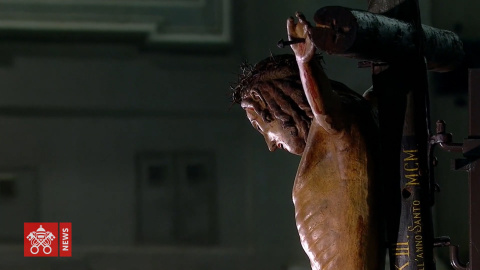 El Papa preside el Vía Crucis en la Plaza de San Pedro y sin fieles El Papa preside el Vía Crucis en la Plaza de San Pedro y sin fieles