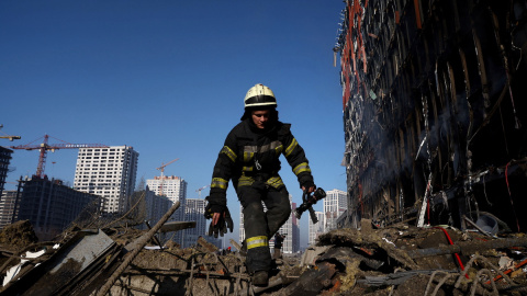 Un bombero camina a través de los escombros en el lugar de un bombardeo en un centro comercial mientras de Kiev, Ucrania, el 21 de marzo de 2022.