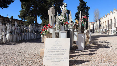 La placa en record a Cipriano Martos instal·lada al cementiri de Reus