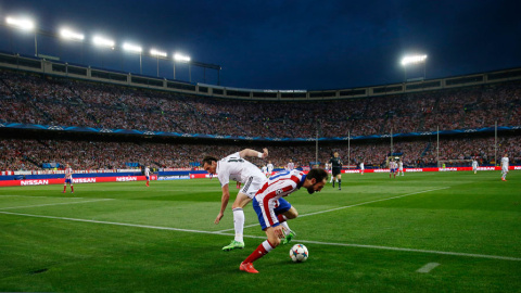 Juanfran protege un balón ante Bale. Reuters / Juan Medina