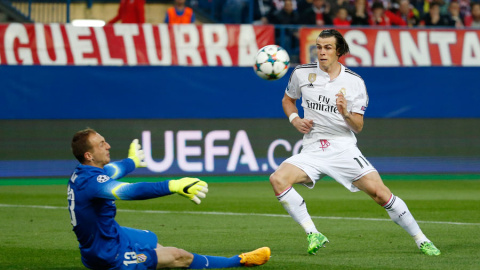 Bale, en el momento en que dispara ante Oblak. Reuters / Juan Medina