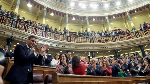 El secretario general del PSOE Pedro Sánchez, saluda al hemiciclo del Congreso, tras el debate de la moción de censura presentada por su partido. EFE/J.J. Guillén El secretario general del PSOE Pedro Sánchez, saluda al hemiciclo del Congreso, tras el debate de la moción de censura presentada por su partido. EFE/J.J. Guillén