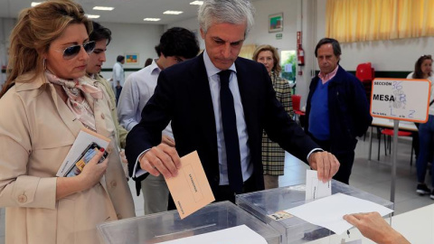 El número dos del PP al Congreso de los Diputados por Madrid, Adolfo Suárez Illana, deposita su voto.EFE/Fernando Alvarado