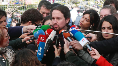 El líder de Podemos, Pablo Iglesias, contesta a las preguntas de los periodistas tras votar en las en el colegio Público de La Navata. / EFE