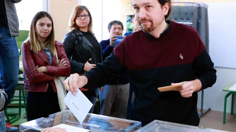 El líder de Podemos, Pablo Iglesias,saluda a los integrantes de la mesa electoral en el colegio Público de La Navata donde votó hoy