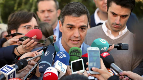 El presidente del gobierno Pedro Sánchez realiza declaraciones tras depositar su voto voto en un colegio de la localidad madrileña de Pozuelo de Alarcón. / EFE