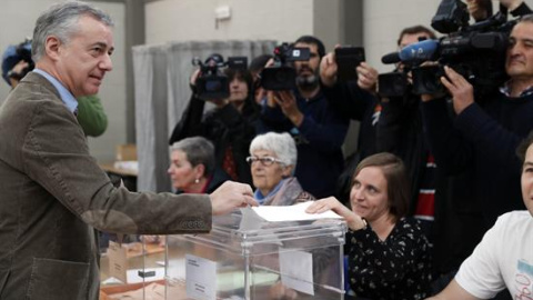 El lehendakari, Iñigo Urkullu, deposita su voto para las elecciones generales del 28 de abril, en un colegio de la localidad vizcaína de Durango. EFE/LUIS TEJIDO