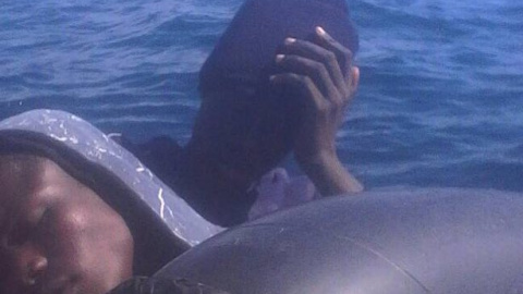 Imagen enviada por los jóvenes migrantes desde la embarcación con la que están a la deriva en aguas del Estrecho.- HELENA MALENO / CAMINANDO FRONTERAS Imagen enviada por los jóvenes migrantes desde la embarcación con la que están a la deriva en aguas del Estrecho.- HELENA MALENO / CAMINANDO FRONTERAS