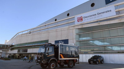 Agentes de la Policía Nacional permanecen en guardia en el Centro Nacional de Datos, ubicado en el Ifema, durante la jornada electoral del 28 A, en la que 36.893.976 españoles están llamados a las urnas. EFE/ Fernando Villar