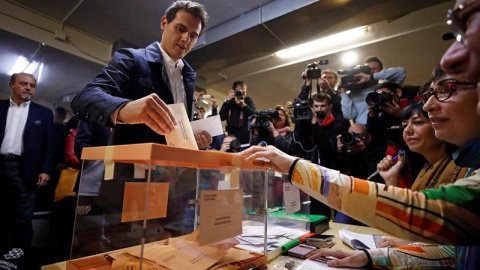 El líder de Ciudadanos, Albert Rivera, ejerce su derecho al voto este domingo en un colegio electoral de L'Hospitalet (Barcelona). EFE/Alberto Estévez