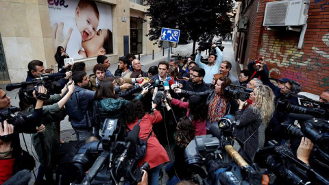 El líder de Ciudadanos, Albert Rivera, se dirige a los medios tras ejercer su derecho al voto este domingo en un colegio electoral de L'Hospitalet (Barcelona). EFE/Alberto Estévez
