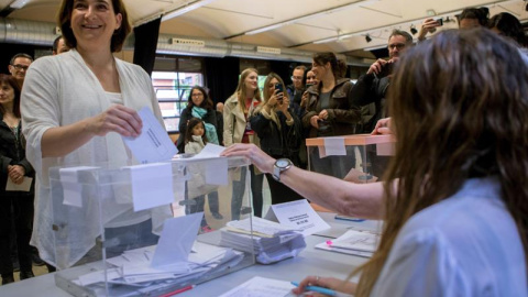 La alcaldesa de Barcelona, Ada Colau, ejerce su derecho al voto en el Centro Cívico de La Sedeta.