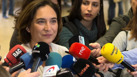 La alcaldesa de Barcelona, Ada Colau, ejerce su derecho al voto en el Centro Cívico de La Sedeta. EFE/Quique Garcia