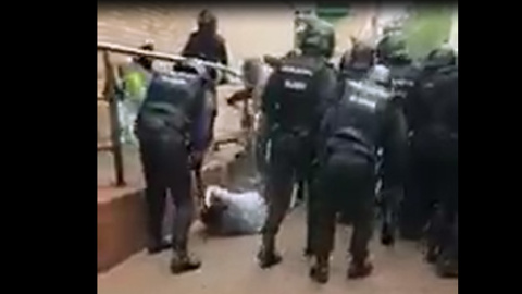 Carga policial en la Escola Àgora de Nou Barris de Barcelona Carga policial en la Escola Àgora de Nou Barris de Barcelona