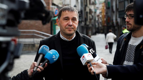El secretario general de EH Bildu, Arnaldo Otegi,ejerce su derecho al voto en la Casa de Cultura de Elgoibar (Gipuzkoa). EFE/Javier Etxezarreta