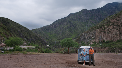 Los personajes viajan de Buenos Aires a la cordillera de Los Andes en furgoneta.
