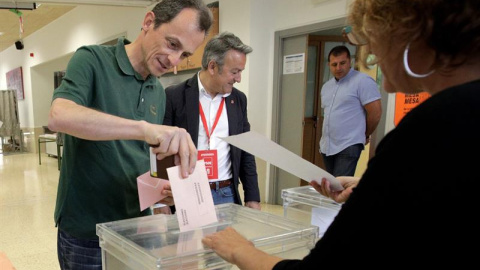 El ministro de Ciencia, Innovación y Universidades, Pedro Duque, ejerce su derecho al voto en Xabia (Alicante).- EFE/ Natxo Francés