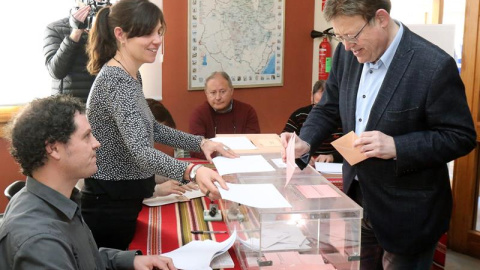 Fotografía cedida por la Generalitat Valenciana del president, Ximo Puig, mientras su derecho al voto para las elecciones generales y autonómicas del 28-A en un colegio electoral de Morella (Castellón)