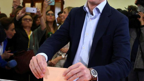 El candidato del PP a la presidencia del Gobierno, Pablo Casado, ejerce su derecho al voto para las elecciones generales del 28-A en el colegio Nuestra Señora del Pilar de Madrid.