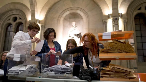 Recuento de votos en la Universidad de Barcelona. EFE/Quique Garcia