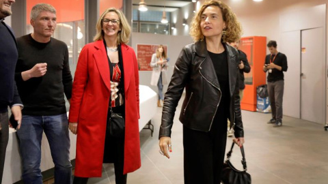 La cabeza del PSC al Congreso por Barcelona, Meritxell Batet, a su llegada esta tarde a la sede del partido en Barcelona. EFE/Susanna Sáez