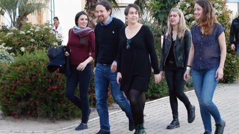 El candidato a la presidencia del Gobierno por Unidas Podemos, Pablo Iglesias, y la candidata al Congreso, Irene Montero, a su llegada al hotel Goya de Madrid para seguir al escrutinio de las elecciones. EFE/J.P. Gandúl.