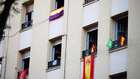 Banderas diferentes colgadas en los balcones frente a la sede del PSOE en Ferraz. EFE/Javier López