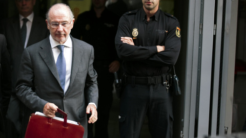 El expresidente de Bankia, Rodrigo Rato, a su salida de la Audiencia Nacional tras declarar el pasado octubre por el uso de las llamadas tarjetas black. REUTERS El expresidente de Bankia, Rodrigo Rato, a su salida de la Audiencia Nacional tras declarar el pasado octubre por el uso de las llamadas tarjetas black. REUTERS