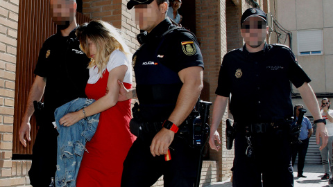La mujer detenida como presunta autora del asesinato del hijo de acogida de su pareja sentimental sale tras el registro de un domicilio acompañada de agentes de la Policía Nacional. EFE/MORELL La mujer detenida como presunta autora del asesinato del hijo de acogida de su pareja sentimental sale tras el registro de un domicilio acompañada de agentes de la Policía Nacional. EFE/MORELL