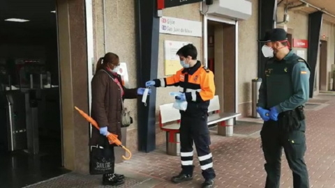 Reparto de mascarillas en estaciones de Asturias Reparto de mascarillas en estaciones de Asturias