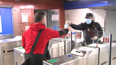 Normalidad en el reparto de mascarillas en el transportes público Normalidad en el reparto de mascarillas en el transportes público