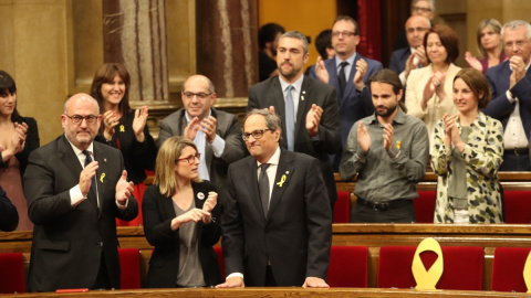Quim Torra, al costat d'Elsa Artadi i Eduard Pujol, rep els aplaudiments dels diputats de JxCat, després de ser investit com a nou president de la Generalitat. / Parlament de Catalunya Quim Torra, al costat d'Elsa Artadi i Eduard Pujol, rep els aplaudiments dels diputats de JxCat, després de ser investit com a nou president de la Generalitat. / Parlament de Catalunya