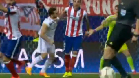 Momento del supuesto mordisco de Carvajal a Mandzukic. Momento del supuesto mordisco de Carvajal a Mandzukic.