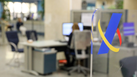 Imagen de archivo de una empleada en una de las oficinas de la Agencia Tributaria durante la Campaña de la Renta de 2021. Imagen de archivo de una empleada en una de las oficinas de la Agencia Tributaria durante la Campaña de la Renta de 2021.