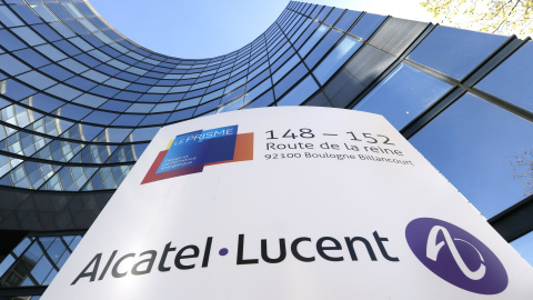 El logo de Alcatel-Lucent delante de la sede de la compañía en Boulogne-Billancourt, cerca de París. REUTERS/Gonzalo Fuentes
