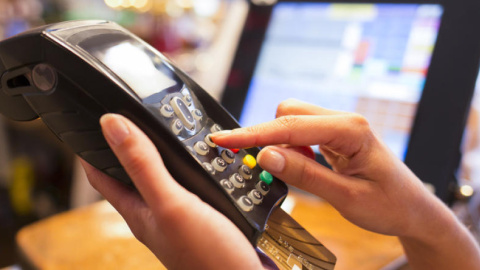 Una persona paga con tarjeta de crédito. EFE Una persona paga con tarjeta de crédito. EFE