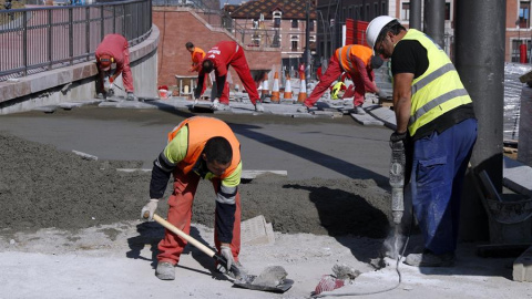 Trabajadores de la construcción urbanizan unas calles en la capital vizcaína este viernes. EFE / Luis Tejido Trabajadores de la construcción urbanizan unas calles en la capital vizcaína este viernes. EFE / Luis Tejido