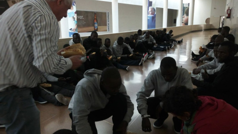 Voluntarios y ONGs reparten alimentos a los 54 migrantes abandonados en la estación de autobús de Granada.- AYUNTAMIENTO DE GRANADA Voluntarios y ONGs reparten alimentos a los 54 migrantes abandonados en la estación de autobús de Granada.- AYUNTAMIENTO DE GRANADA
