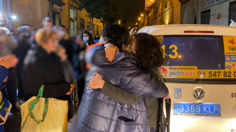 Madre refugiada abrazo Madre refugiada abrazo