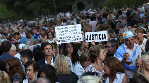 Cientos de personas se concentran en una céntrica plaza de Buenos Aires para conmemorar el primer aniversario de la muerte del fiscal argentino Alberto Nisman/ EFE Cientos de personas se concentran en una céntrica plaza de Buenos Aires para conmemorar el primer aniversario de la muerte del fiscal argentino Alberto Nisman/ EFE