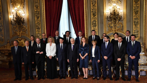 Los nombrados nuevos ministros italianos posan para una foto grupal. EFE Los nombrados nuevos ministros italianos posan para una foto grupal. EFE
