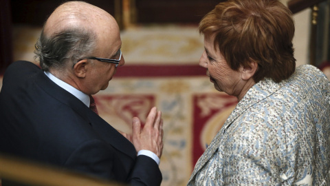 El ministro de Hacienda, Cristóbal Montoro, conversa con la vicepresidenta del Congreso, Celia Villalobos, al inicio del pleno del Congreso de los Diputados. EFE/Fernando Alvarado El ministro de Hacienda, Cristóbal Montoro, conversa con la vicepresidenta del Congreso, Celia Villalobos, al inicio del pleno del Congreso de los Diputados. EFE/Fernando Alvarado