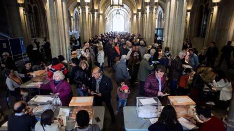 Vista general del colegio electoral de la Universidad de Barcelona en una jornada en la que casi casi 36,9 millones de electores decidirán este domingo en los comicios generales el reparto de los 350 escaños del Congreso de los Diputados y Vista general del colegio electoral de la Universidad de Barcelona en una jornada en la que casi casi 36,9 millones de electores decidirán este domingo en los comicios generales el reparto de los 350 escaños del Congreso de los Diputados y