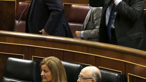 La ministra de Empleo, Fátima Bañez, con el de Hacienda, Cristóbal Montoro, en el Congreso de los Diputados. EFE La ministra de Empleo, Fátima Bañez, con el de Hacienda, Cristóbal Montoro, en el Congreso de los Diputados. EFE