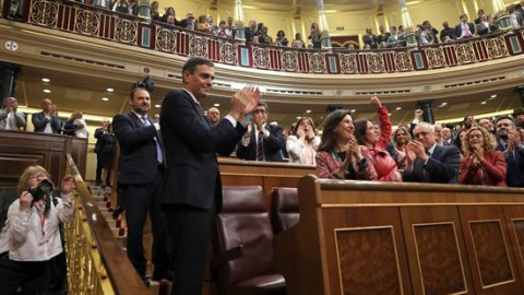 El líder socialista, Pedro Sánchez, es aplaudido por toda la bancada socialista tras las votaciones de la moción de censura presentada por su partido contra Mariano Rajoy, que han hecho presidente al secretario general del PSOE. EFE/J.J. Gu El líder socialista, Pedro Sánchez, es aplaudido por toda la bancada socialista tras las votaciones de la moción de censura presentada por su partido contra Mariano Rajoy, que han hecho presidente al secretario general del PSOE. EFE/J.J. Gu