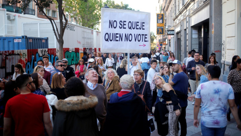 Un hombre sostiene una pancarta en el centro de Madrid. REUTERS/Jon Nazca